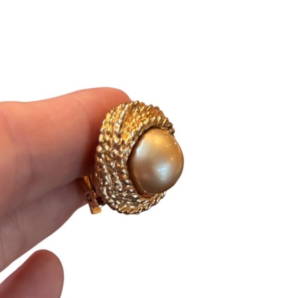 Kenneth Jay Lane Vintage Faux Mabe Pearl Gold Tone Rope Twist Clip On Earrings - Picture 2 of 4